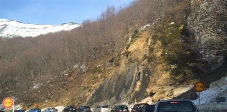 La masiva afluencia de esquiadores colapsa la carretera de Payares