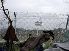 Cientos de migrantes y refuxaos piden que sabra la frontera ente Grecia y Macedonia