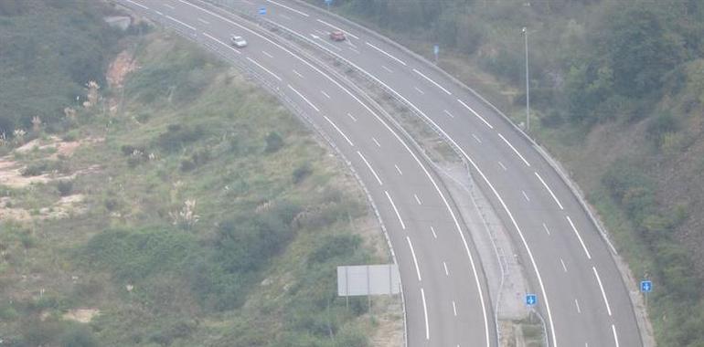 Cortado un carril de la A-8 en Villaviciosa por el accidente de un camión