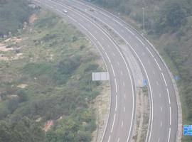 Cortado un carril de la A-8 en Villaviciosa por el accidente de un camión