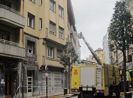 La calle Melquiades Álvarez de Oviedo vuelve a abrir al tráfico este lunes