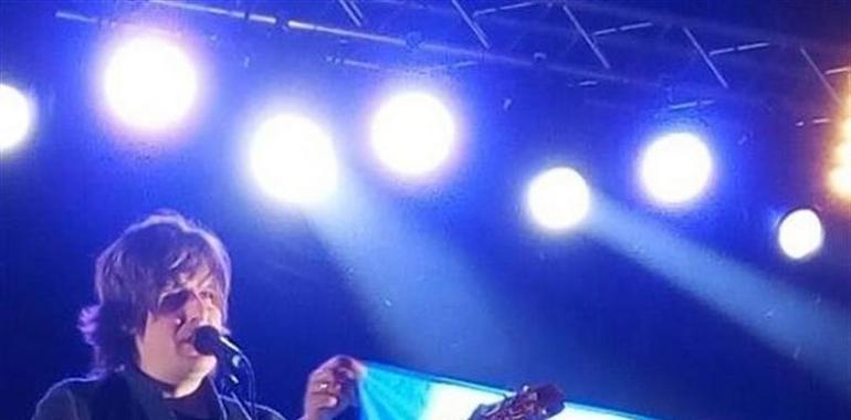 El Conciertu Pola Oficialidá llenó de sones reivindicativos la Plaza Catedral