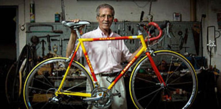Insignia de Oro de la Vuelta Ciclista a Asturias para el histórico Bahamontes