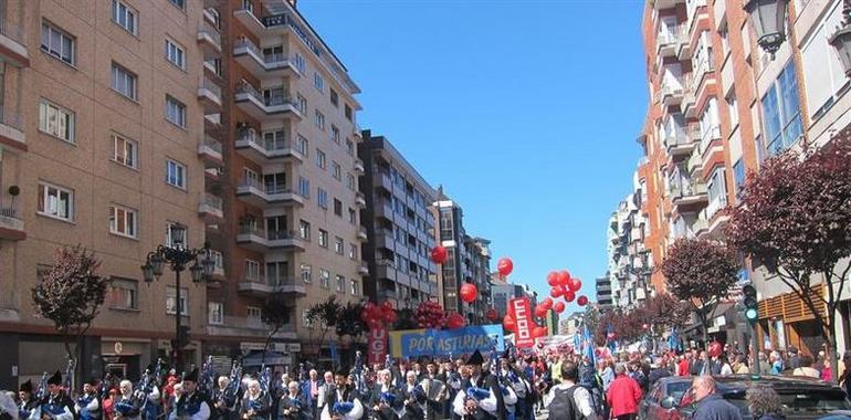 La marcha del 1º de Mayo en Oviedo reclama los derechos perdidos a sones de gaita y tambor