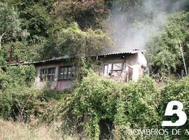 Aparatoso incendio en Santullano de Mieres