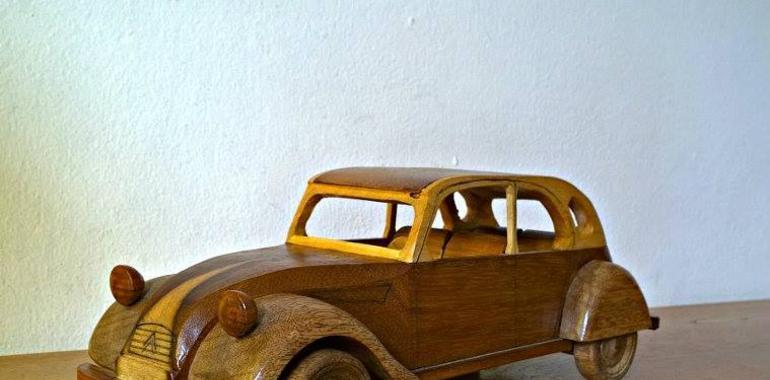 Llanes expone las piezas talladas de madera de Emilio Balmori Inguanzo