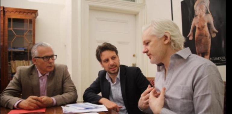 Baltasar Garzón se reúne con Julián Assange, cuya defensa mantiene Ecuador