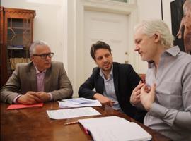 Baltasar Garzón se reúne con Julián Assange, cuya defensa mantiene Ecuador