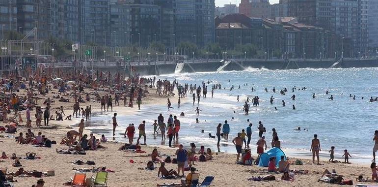 Los Trenes Playeros de Renfe acercan a los leoneses a sus playas en Gijón