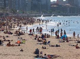 Los Trenes Playeros de Renfe acercan a los leoneses a sus playas en Gijón