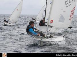 Domingo de regatas pese a que el sábado no hubo viento en Gijón