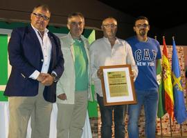 Luarca entregó el Hórreo de Oro a José Ramón López por su apoyo al teatro