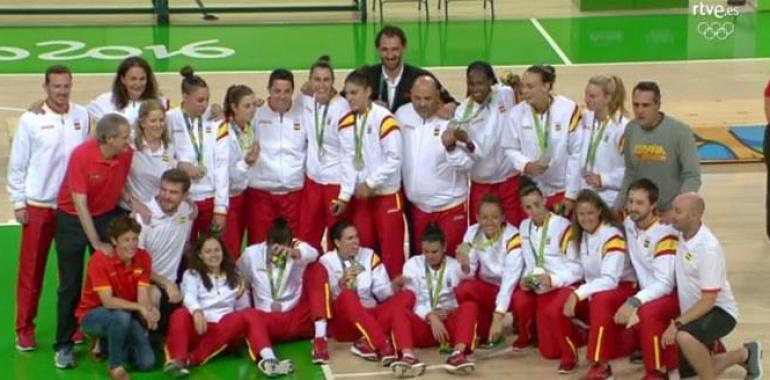 La selección femenina de baloncesto orgulla la plata frente a la de EEUU