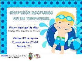 Un chapuzón nocturno despide agosto en la piscina de Caborana