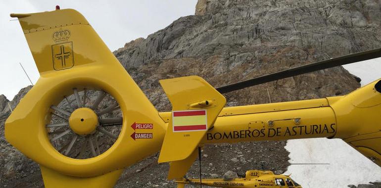 Evacúan a un joven lesionado en playa Aguilera, Gozón