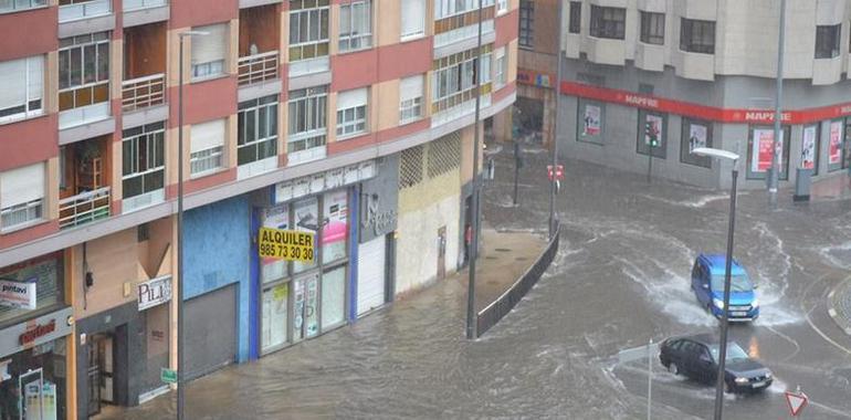 Turbonada y pleamar inundan Avilés y cierran cinco calles 