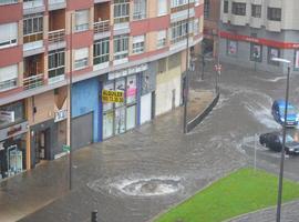 Turbonada y pleamar inundan Avilés y cierran cinco calles 