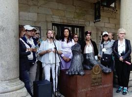 Una placa en Compostela cierra la ruta de los DDHH en el Camino Primitivo