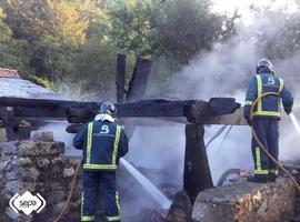 Se incendia un hórreo en Riocaliente, Llanes y afecta a otro contiguo