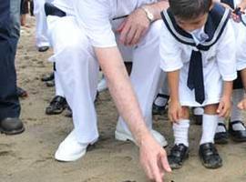 Personal naval y civiles liberan tortugas marinas en peligro de extinción en Salina Cruz