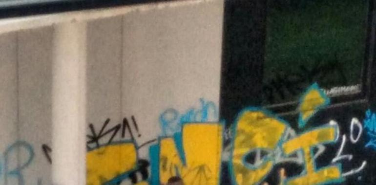 Cazado y propuesto para sanción por hacer grafiti en el nuevo Mercado de La Corredoria