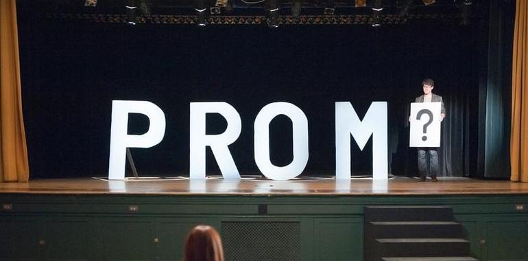 PROM : En un instituto hay cientos de noches, pero sólo hay un baile de graduación…