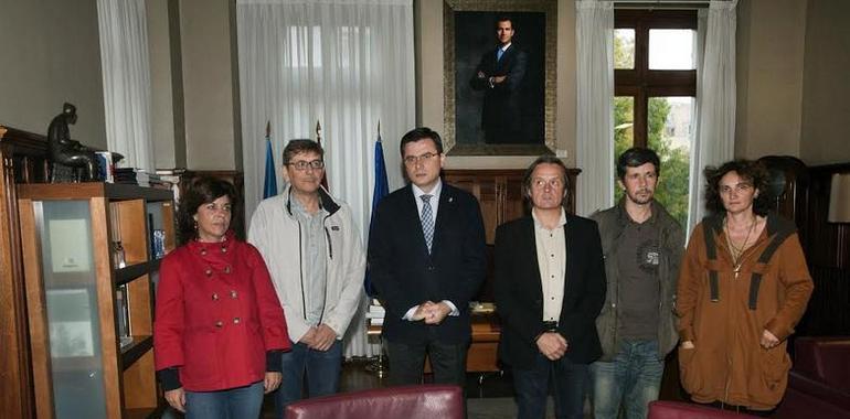 Entrega al Parlamento asturiano del Informe sobre la pobreza en España