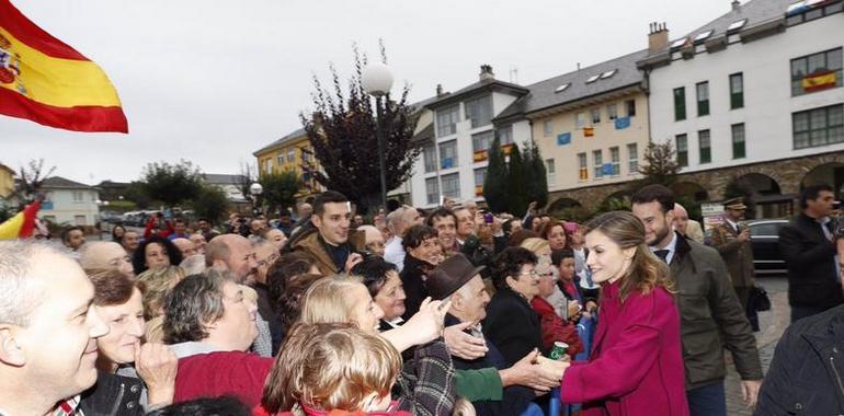 Los Reyes entregan el Pueblo Ejemplar de Asturias en Los Oscos