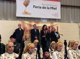 Álvarez anima en Boal a producir miel ecológica 