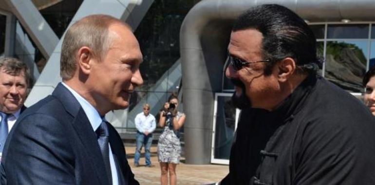 Steven Seagal recibe de Putin la nacionalidad rusa