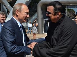 Steven Seagal recibe de Putin la nacionalidad rusa