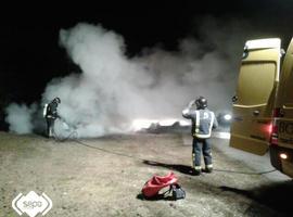 Dos coches calcinados en la estación de Feve en Carbayin, Siero