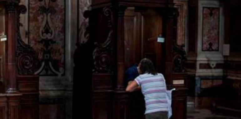 El Papa da licencia indefinida a los curas para absolver del aborto  