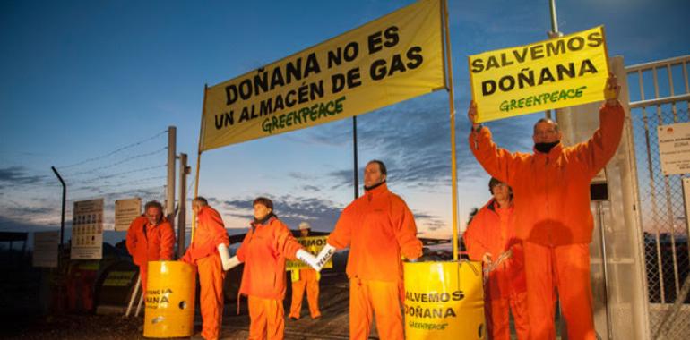 Greenpeace bloquea las obras de Gas Natural Fenosa en Doñana  