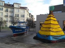 El árbol de Navidad de L’Anguleru preside el puerto de La Arena