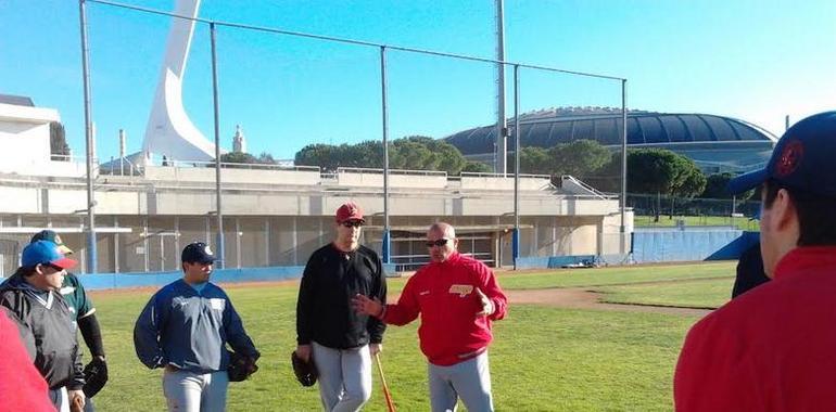 Los entrenadores de béisbol van a clase en Gijón