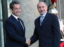 Nicolas Sarkozy se entrevista con Moustapha Abdeljalil, Presidente del CNT de Libia