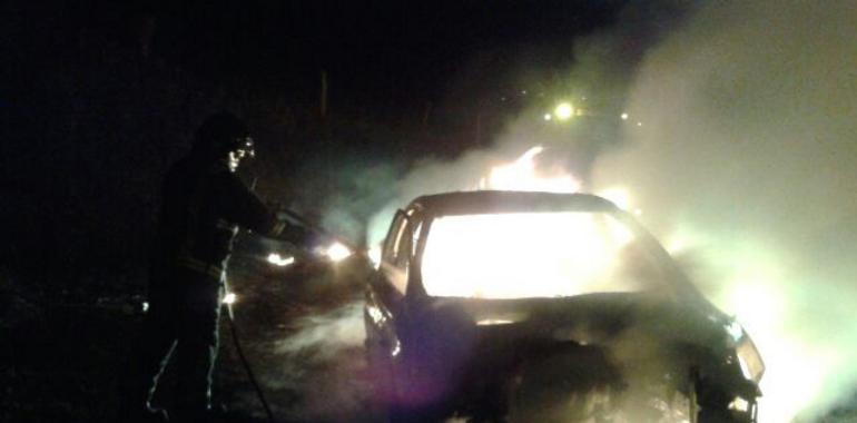 Se incendia un autobús estacionado cerca de Nava