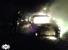 Se incendia un autobús estacionado cerca de Nava