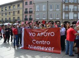 Concentración de la hostelería en Avilés en apoyo del Niemeyer