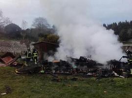 Incendio calcina una casa de madera en Poo de Llanes