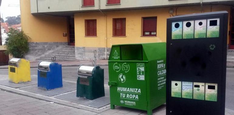 Llanes instala contenedores para la recogida de ropa usada con fin social  