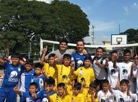 Niños de Filipinas reciben material deportivo donado por el Real Oviedo