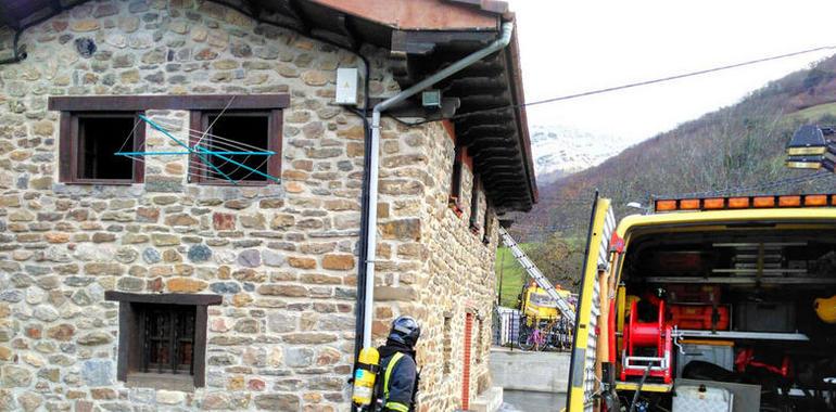 Incendio sin heridos en una vivienda de dos alturas en Lena