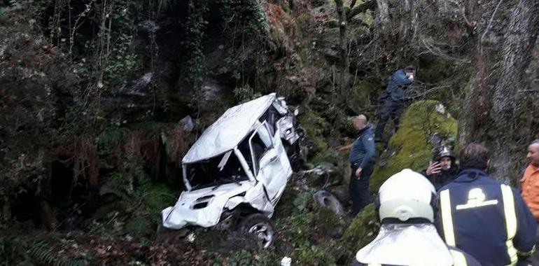 Muere tras caer su coche 600 metros en Ibias