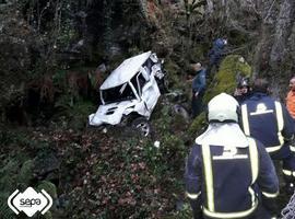 Muere tras caer su coche 600 metros en Ibias