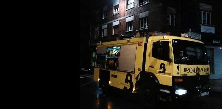 14 vecinos intoxicados por humo en incendio en La Felguera