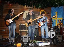 Oviedo, en formato acústico con Perro Blanco Blues en KINDU