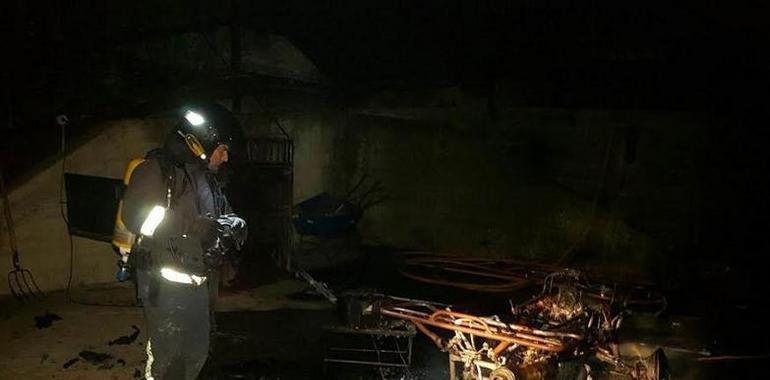Heridos dos caballos en un incendio en Laviana