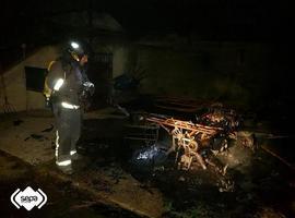 Heridos dos caballos en un incendio en Laviana